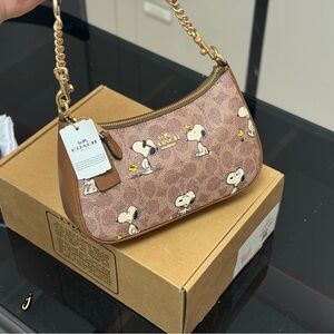 Coach Brown Snoopy Shoulder Bag with Gold Chain Fashion❤️🎉🎉🎉🎉